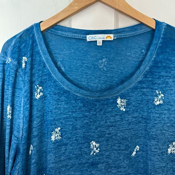 C&C California Women's Top Plus Size 2X Blue White Floral Pullover Burnout Tee - Picture 4 of 6